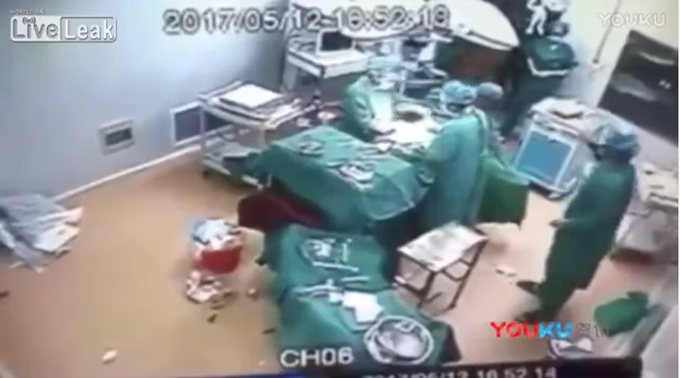 ¡Bochornoso! Cirujano y enfermera se entran a golpes en quirófano (+video)