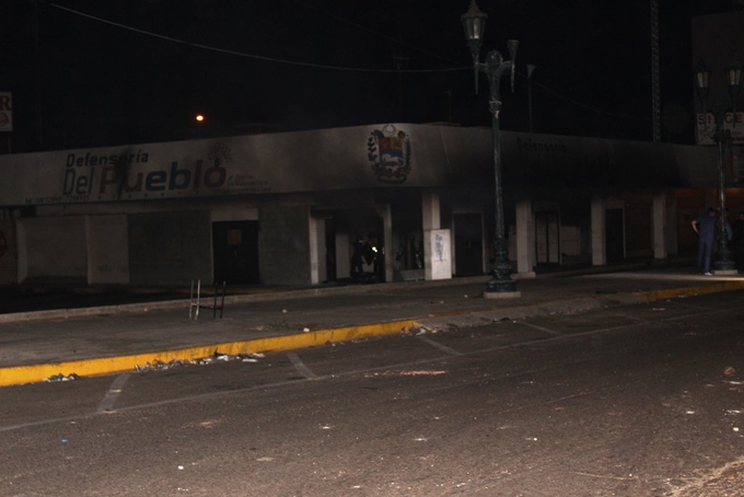 Sede de Inavi y Defensoría del Pueblo fueron quemadas en Maracaibo