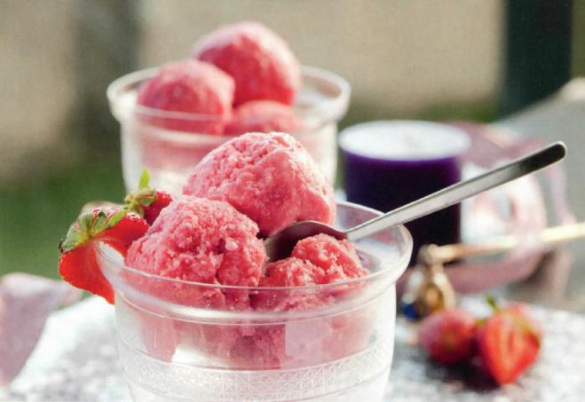 ¡Solo dos ingredientes! Atrévete a hacer un rico helado de fresa casero