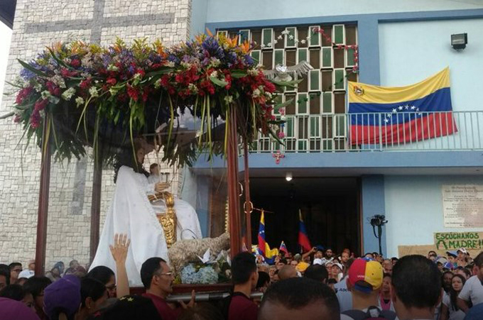 Cientos de feligreses se unieron en procesión de la Divina Pastora (+fotos)