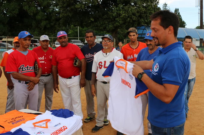 Alcalde Juan Perozo dotó de uniformes a equipos deportivos del municipio