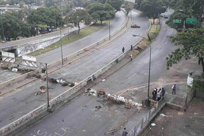 Funcionario de la GNB resultó herido al despejar barricada en Caracas