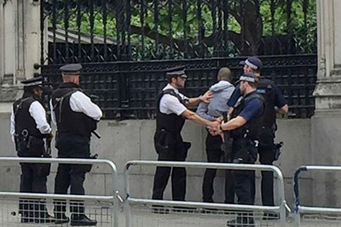 Hombre armado fue detenido frente al Parlamento británico