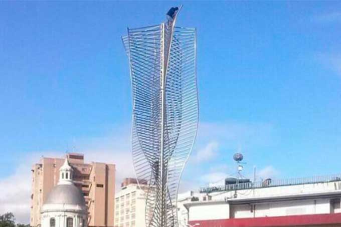 Hombre intentó suicidarse en Plaza Diego Ibarra (+fotos)