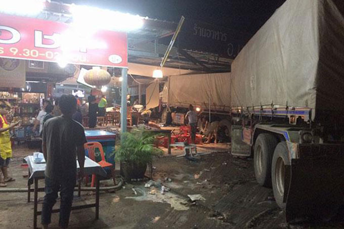 ¡Saldo mortal! Camión se estrelló contra restaurante en Tailandia