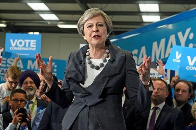 Según sondeo Theresa May pierde mayoría en el Parlamento británico