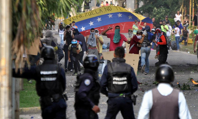 Zodi Carabobo: capuchas asaltaron Paramacay con artefactos explosivos (+fotos)