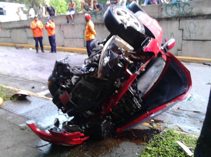 Aparatoso accidente de tránsito dejó un fallecido en Caracas (+fotos)