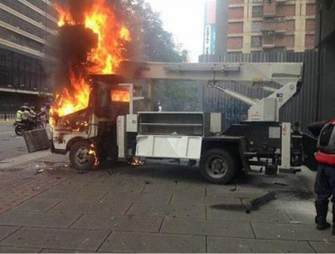 ¡Siguen los ataques! Vándalos quemaron camión de Corpoelec (+fotos)