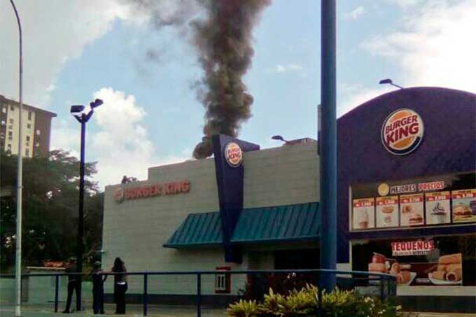 La imagen: incendio se registró en Burger King de la Cuatricentenaria