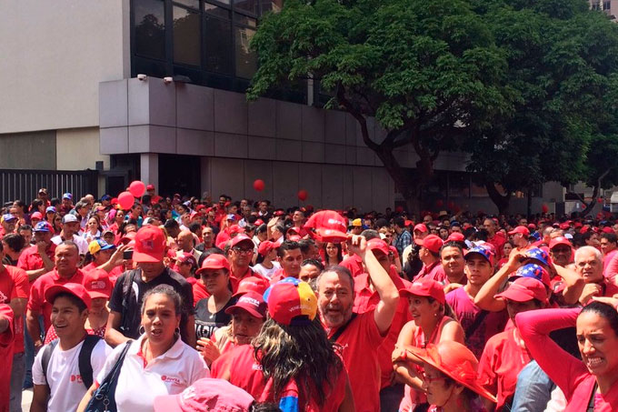 Chavistas llegaron al CNE para entregar recaudos de postulaciones