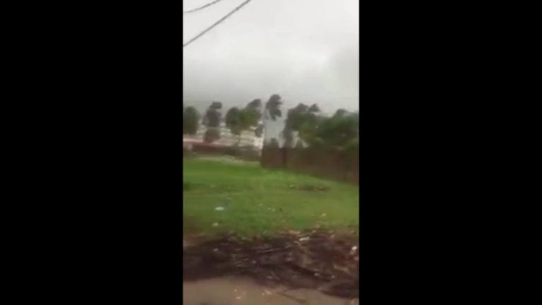 En video: ¡Impresionante! Fuertes ráfagas de viento y oleaje por tormenta Bret