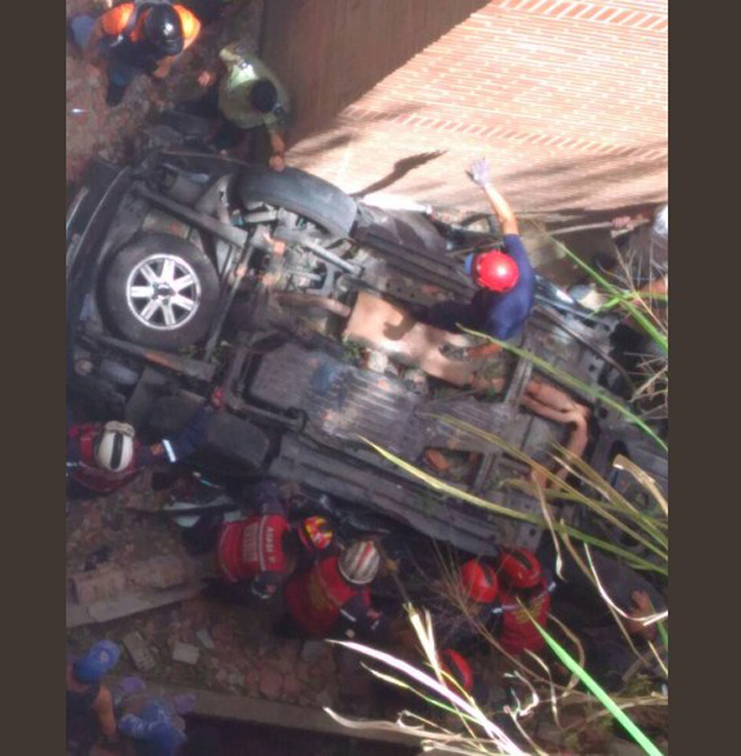 ¡Trágico! Falleció mujer al volcar su vehículo en Miranda