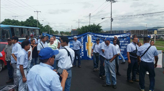 Trabajadores de GM protestaron por el reinicio de actividades productivas