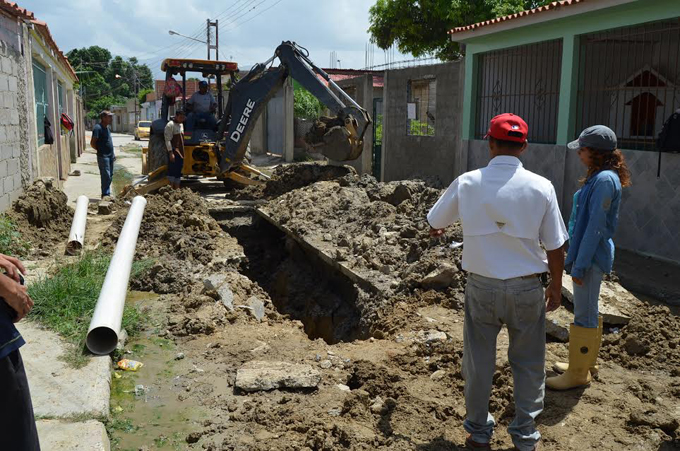 Imagua y vecinos sustituyen tuberías de aguas servidas en Los Mangos
