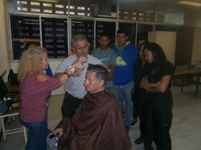 Inces Carabobo entregó certificados a peluqueras y barberos
