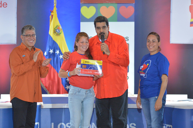 Maduro entregó tarjeta un millón de Hogares de la Patria en Carabobo