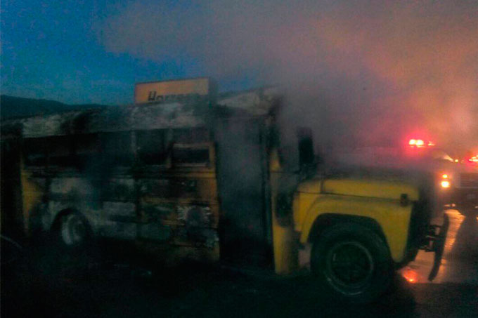 Autobús se incendió en autopista Gran Mariscal de Ayacucho (+fotos)