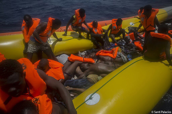 Hallan embarcación con 13 personas muertas en las costas de Libia