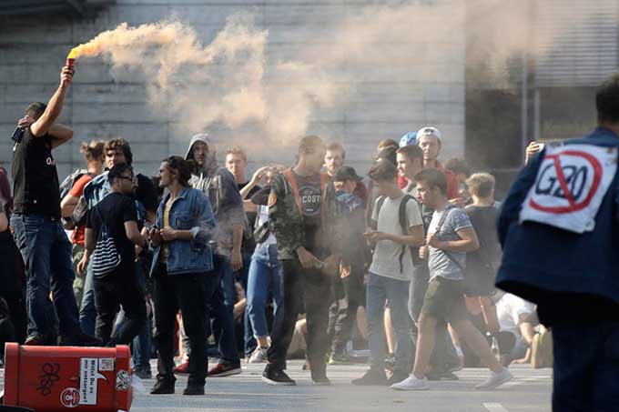 G20: enfrentamientos entre manifestantes y policías dejan 500 agentes heridos