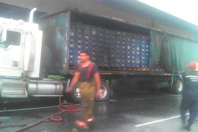 Transporte de carga se incendió en la Autopista Regional del Centro