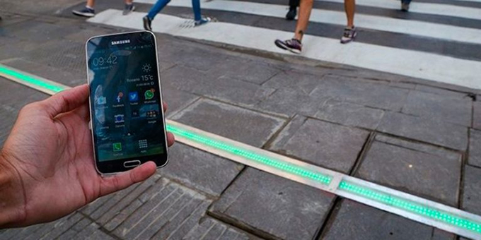 Chile estrenó semáforos de suelo para adictos al celular
