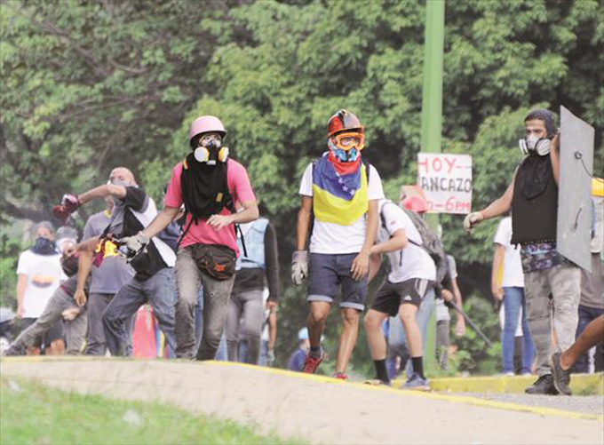 Manifestantes atacaron Fuerte Paramacay durante «trancazo»