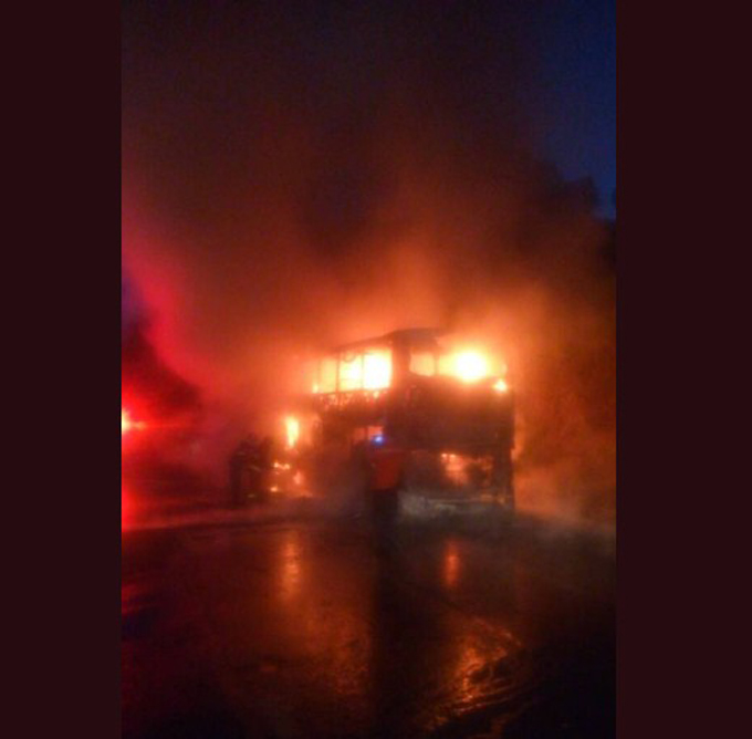 Autobús de Expresos Flamingo se incendió en bajada de Tazón