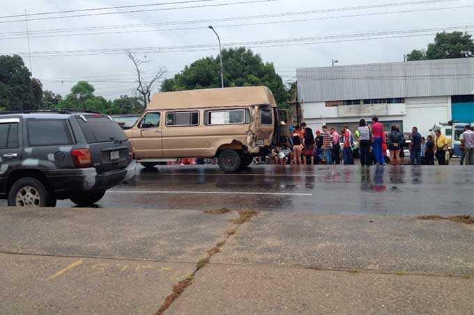 Vehículo de carga pesada chocó contra «camionetica» en Autopista del Sur (+fotos)