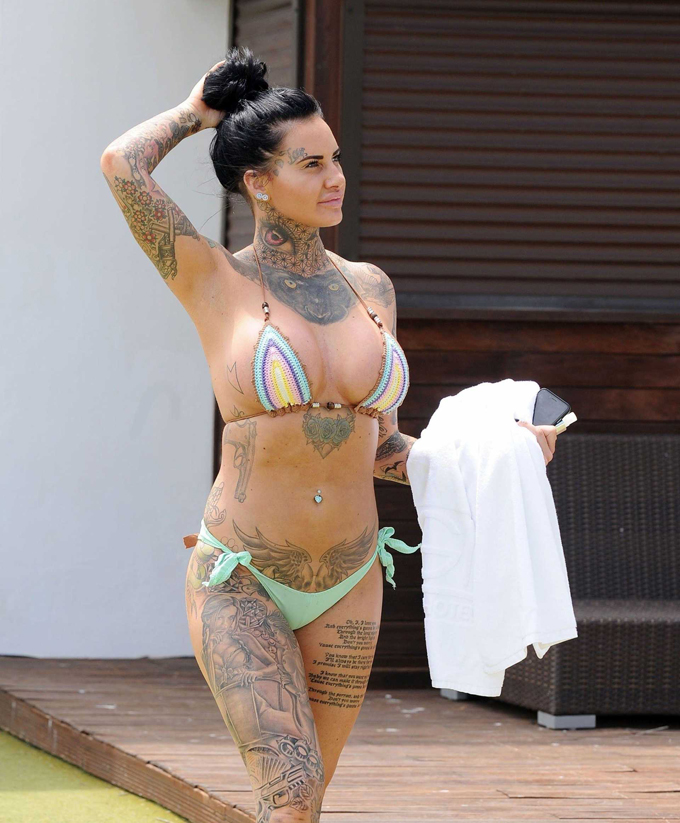 En fotos: ¡Voluptuosa y tatuada! Jemma Lucy encendió la playa en bikini