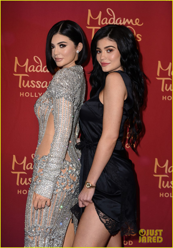 ¡Idénticas! Kylie Jenner posó en Hollywood con su doble de cera (+fotos)