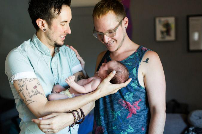 Primer «hombre embarazado» da a luz a una niña en EEUU (+fotos)