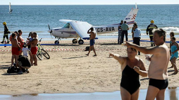 Accidente de avión en playa de Portugal dejó al menos 2 muertos