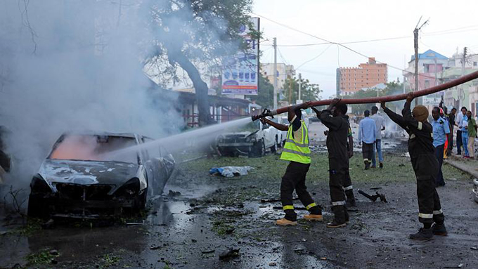 Mueren 5 personas tras atentado con coche bomba en Somalia