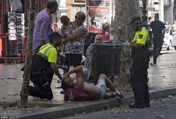 En video: capturan momento en que furgoneta arrolla a peatones en Barcelona