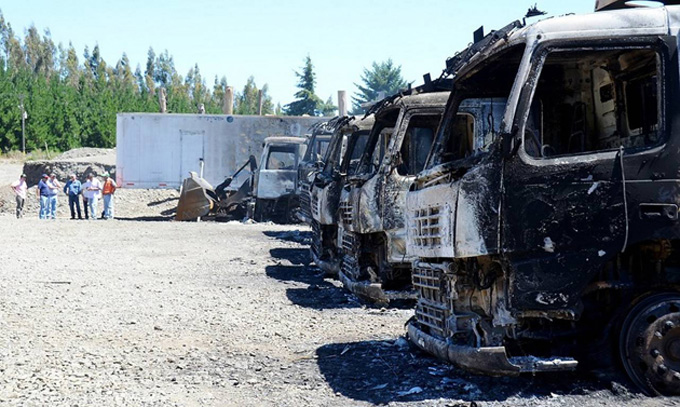 Atentado al sur de Chile dejó al menos 19 camiones destruidos
