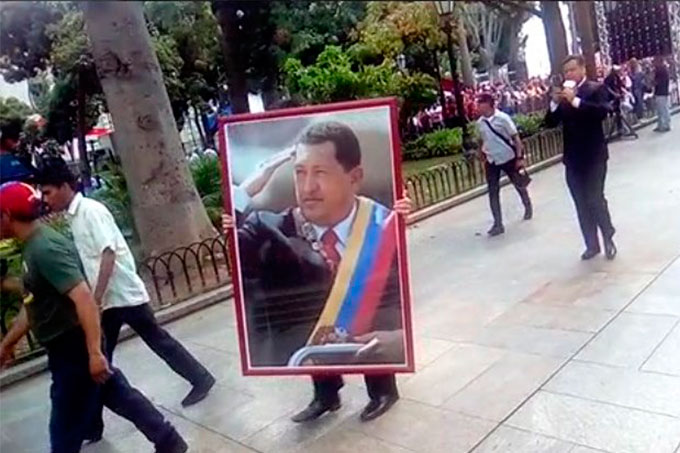 Cuadros de Hugo Chávez y Simón Bolívar