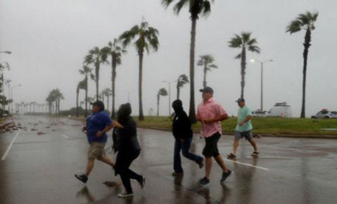 Al menos 300 mil personas quedaron sin luz tras paso del ciclón Harvey por Texas