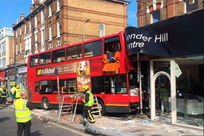 ¡Alarmante! Autobús se estrelló contra una tienda en Londres