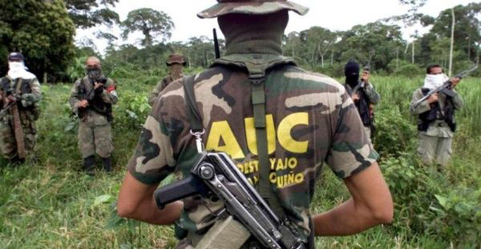 En Colombia aprueban ley que prohíbe paramilitarismo