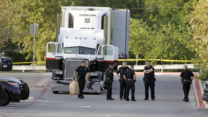 Hallan un camión con 17 inmigrantes encerrados en Texas-EEUU