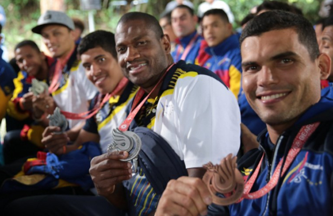 Maduro condecoró atletas participantes en Juegos Sordolímpicos 2017