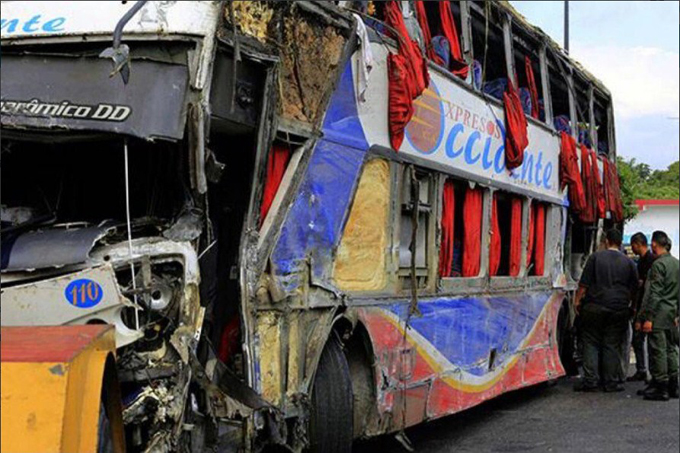 En fotos: ¡Terrible! Así quedó autobús accidentado en la Valencia-Puerto Cabello