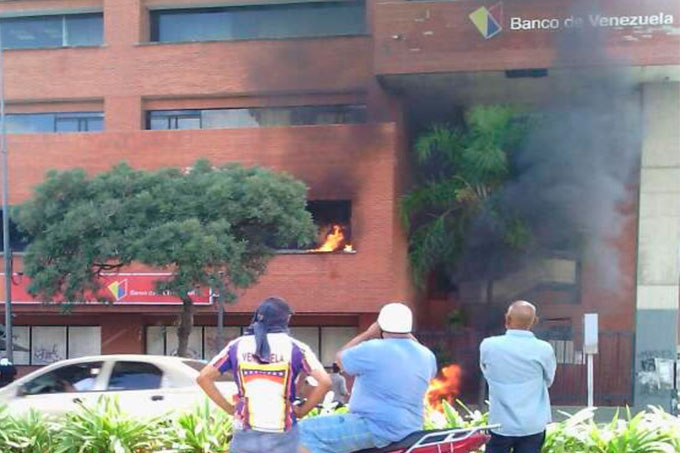 Encapuchados atacan sede del banco de Venezuela en Av. Bolívar de Valencia