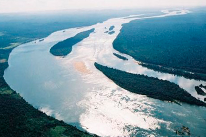 Barco turístico con 70 personas a bordo se hundió en río de Brasil