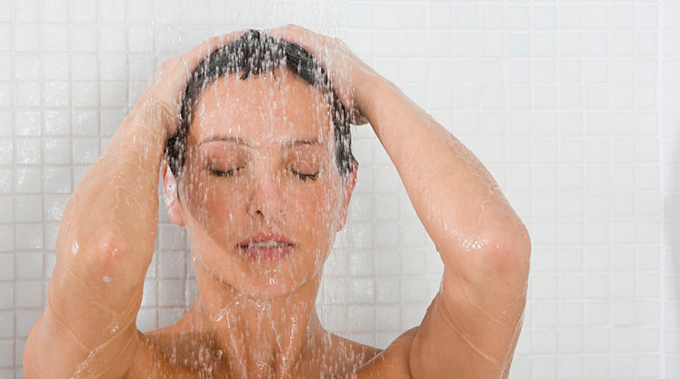 Conozca los efectos de bañarse con agua caliente para la piel