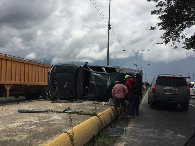 Camioneta volcó en la autopista Valencia-Tocuyito