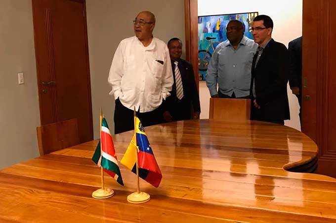 Canciller Arreaza sostuvo reunión bilateral con presidente de Suriname