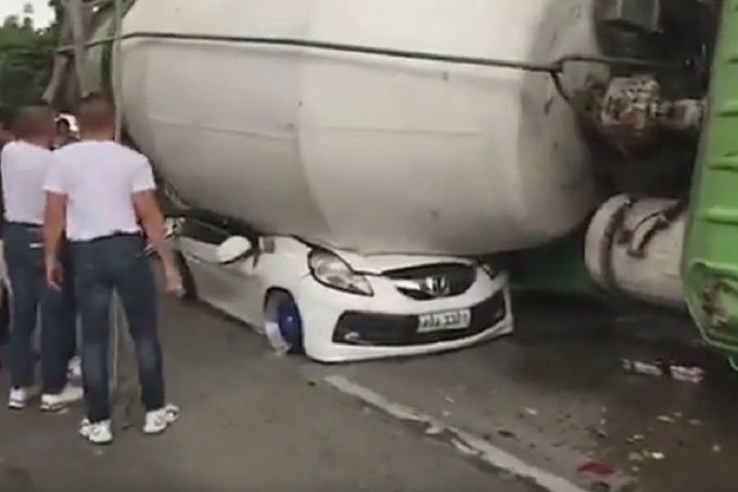 ¡Espeluznante! Mezcladora de cemento aplastó un carro (+video)