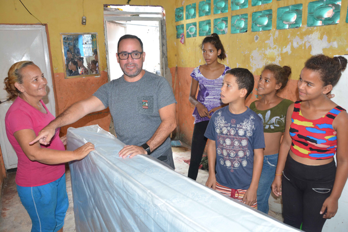 Alcalde de Puerto Cabello entregó colchones a comunidad de San Esteban